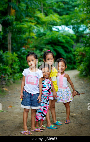 Vier kleine Mädchen in Wüste Dorf. Palawan, Philippinen, Asien 3, 4, 5, 6, 7, Jahre, Jahre alt, Stockfoto