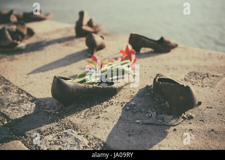 Schuhe auf dem Danube-Damm Stockfoto