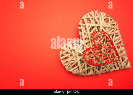 Wicker Ornament und roten herzförmigen Herzbox auf rotem Grund Stockfoto