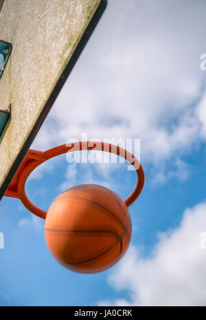 Basketball geht durch den Reifen Stockfoto