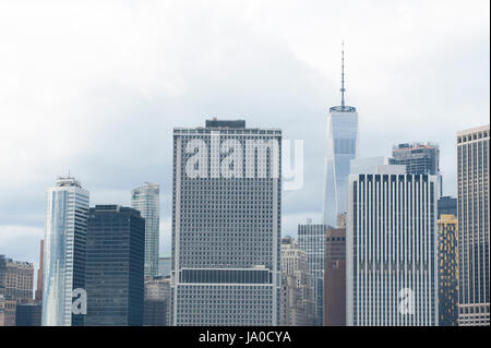 Wolkenkratzer, darunter 1 World Trade Center – das höchste Gebäude in der westlichen Hemisphäre – dominieren die Skyline Manhattans Financial District. Stockfoto