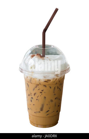 Iced Cappuccino Kaffee mit Stroh in Plastikbecher isoliert auf weißem Hintergrund. Selektiven Fokus. Stockfoto