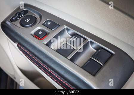 Close Up der Steuerung-Taste schalten Sie die Tür. Interior Details im modernen Luxus-Auto. Wählen Sie Ziel Stockfoto