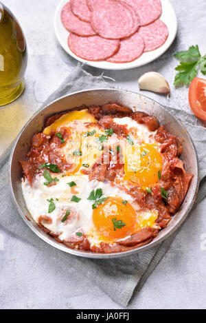 Frühstück mit Spiegeleiern und Speck in Pfanne Stockfoto