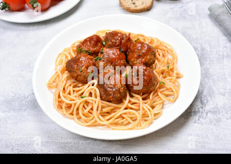 Hackfleischbällchen in Tomatensauce und Spaghetti, Ansicht schließen Stockfoto