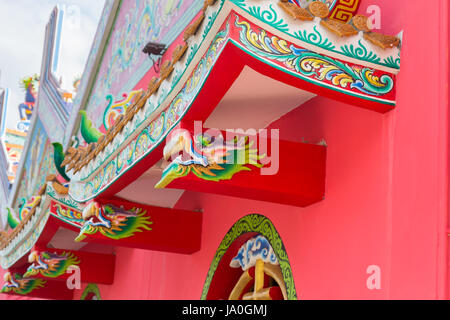 Drachen malen mit Ölfarbe auf öffentlichen Schrein Dach, Thailand, Dragon prominent in der schönen blauen Himmel Hintergrund Stockfoto