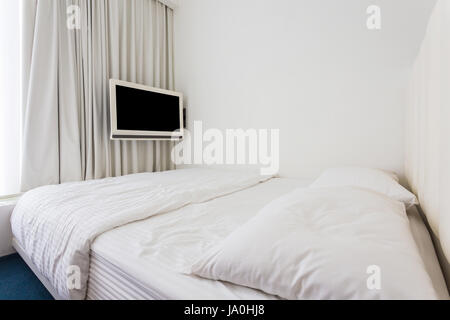 Moderne Schlafzimmer mit Doppelbett mit Möbel aus Edelholz Stockfoto