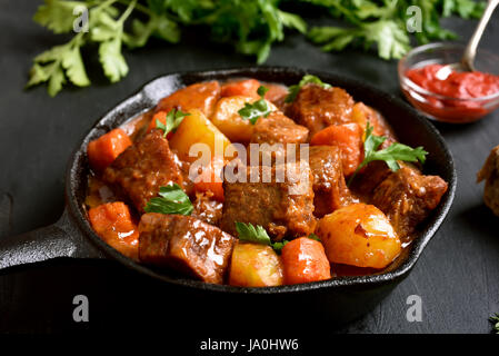 Geschmortes Rindfleisch und Gemüse in der Pfanne, Nahaufnahme Stockfoto