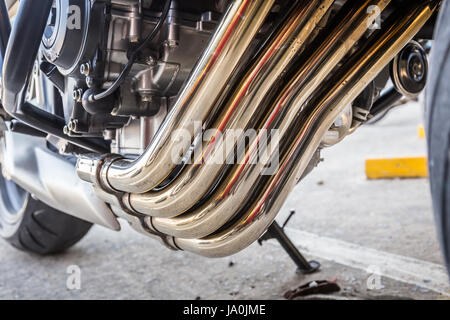Nahaufnahme des schönen vier Auspuff Motorrad. Große Motorrad Stockfoto