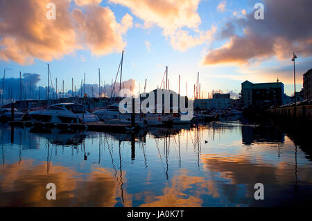 Sutton Harbour, Plymouth bei Sonnenuntergang mit Booten und Jachten verankert, Sutton Harbour, The Barbican, Plymouth, Devon, England, UK Stockfoto