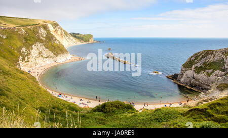 Dorset, England, UK - 13. August 2016: Urlauber Bad Mann O Krieg Bay neben Durdle Door, ein Tourist Honeypot auf der Jurassic Coast Welt Welterbekonvention Stockfoto