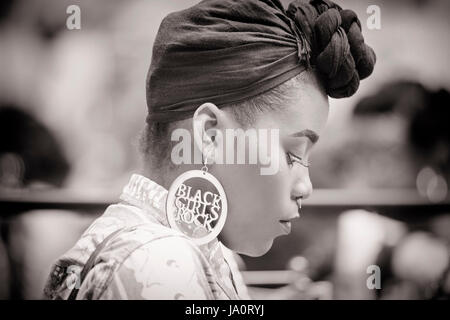 Foto der schwarzen Dame getroffen auf der Afro Hair and Beauty Messe in London UK. Stockfoto