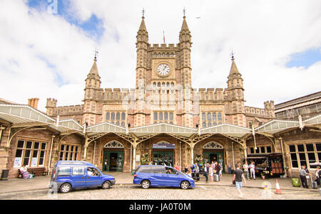 Bristol, England - 17. Juli 2016: Passagiere warten Taxis auerhalb der viktorianischen Fassade von Isambard Kingdom Brunel Bristol Temple Meads Station auf Stockfoto