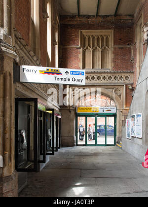 Bristol, England - 17. Juli 2016: Die viktorianische Bahnhofshalle am Isambard Kingdom Brunel Bristol Temple Meads Bahnhof. Stockfoto