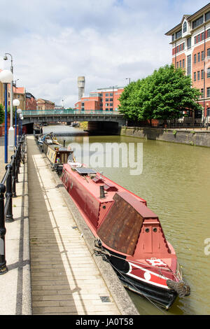 Bristol, England - 17. Juli 2016: Narrowboats am Temple Quay in Bristol Floating Harbour verankert. Stockfoto