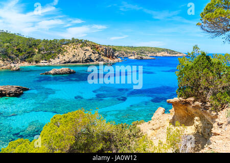 Atemberaubende Aussicht auf die Bucht Cala Xarraca mit azurblauen Meereswasser auf der nördlichen Küste von Ibiza Insel, Spanien Stockfoto