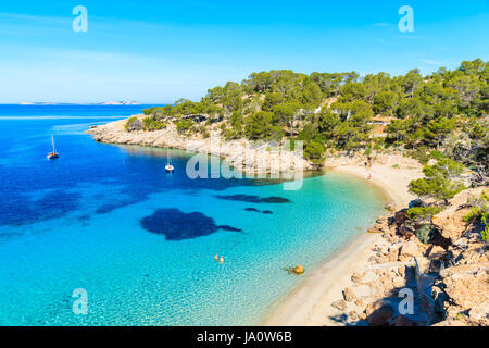 Blick auf den schönen Strand in Cala Salada Bucht berühmt für seine Azure kristallklares Meerwasser, Insel Ibiza, Spanien Stockfoto