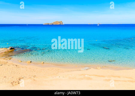 Blick auf Strand Cala Comte berühmt für seine Azure kristallklares seichten Meerwasser, Insel Ibiza, Spanien Stockfoto