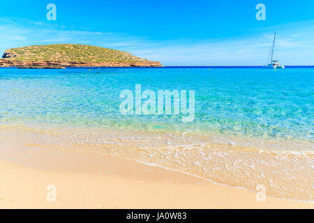 Schönen Sandstrand Cala Comte Strand und Katamaran Boot am Meer, Insel Ibiza, Spanien Stockfoto