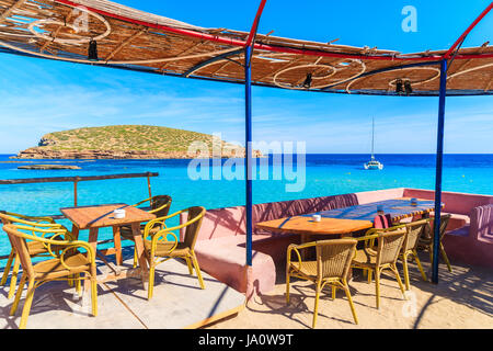 Insel IBIZA, Spanien - 17. Mai 2017: Coastal Bar mit wunderschönem Blick aufs Meer am Strand von Cala Comte, Insel Ibiza, Spanien. Stockfoto