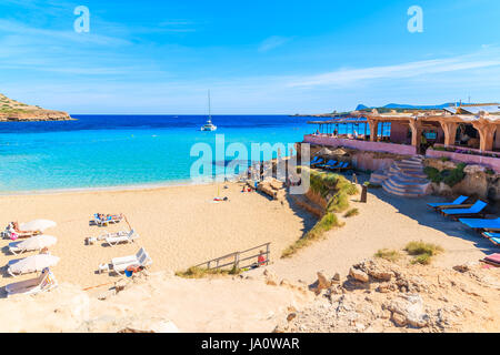 CALA COMTE Strand, Insel IBIZA - 17. Mai 2017: Blick auf Sandstrand Cala Comte und Restaurantgebäude am Ufer, Insel Ibiza, Spanien. Stockfoto