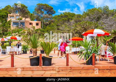 Insel IBIZA, Spanien - 17. Mai 2017: paar junge Leute tanzen auf Terrasse des Restaurant am Strand in Cala Carbo, während sie in der Reihenfolge t gefilmt werden Stockfoto