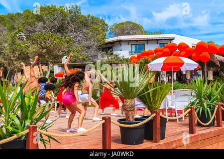 Insel IBIZA, Spanien - 17. Mai 2017: Junge Menschen tanzen auf der Terrasse des Restaurant am Strand in Cala Carbo, während sie gefilmt werden, um zu produzieren Stockfoto