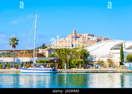 Hafen von IBIZA, Spanien - 18. Mai 2017: Blick auf die Altstadt Ibiza-Stadt und Segelboot im Hafen von Ibiza (Eivissa) auf der Insel Ibiza, Spanien. Stockfoto