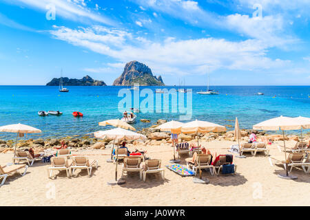 Insel IBIZA, Spanien - 18. Mai 2017: Touristen Sonnenbaden am idyllischen Strand von Cala d ' Hort, Insel Ibiza, Spanien. Stockfoto