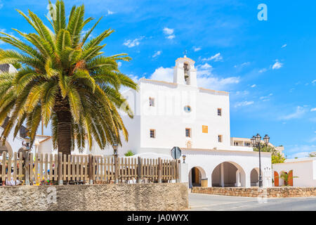 Kirche im typischen weißen Stil in Sant Josep de sa Talaia Stadt auf der Insel Ibiza, Spanien Stockfoto