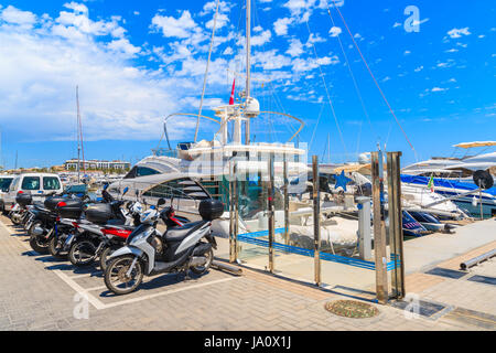 Hafen von SANTA EULARIA, IBIZA Insel - 18. Mai 2017: Roller und Motorräder parken im modernen Yachthafen von Santa Eularia auf der Insel Ibiza, Spanien. Stockfoto