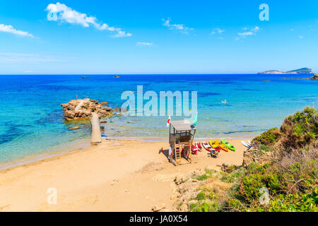 Rettungsschwimmer-Turm und bunten Kajaks auf Es Figueral Sandstrand, Insel Ibiza, Spanien Stockfoto