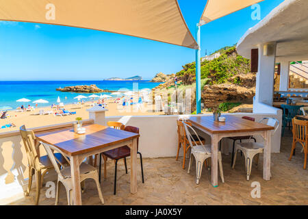 Insel IBIZA, Spanien - 18. Mai 2017: Tische im Restaurant und Blick aufs Meer am Strand von Es Figueral, Ibiza Insel, Spanien. Stockfoto