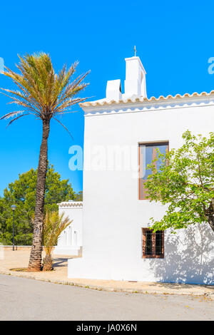 Weiße typische Kirche Sant Vicent de sa Cala Dorf im nördlichen Teil der Insel Ibiza, Spanien Stockfoto