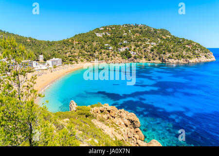 Blick auf die Bucht von Cala San Vicente mit azurblauen Meerwasser und Strand, Insel Ibiza, Spanien Stockfoto