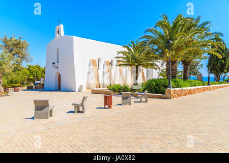 Typische weiße Kirche und Palmen Bäume auf dem Platz in Es Cubells Dorf, Insel Ibiza, Spanien Stockfoto
