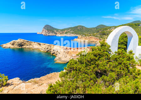 Weißer Bogen Tor auf Küstenpfad nach Punta Galera Bucht umgeben von erstaunliche Steinformationen, Insel Ibiza, Spanien Stockfoto