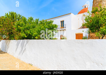 Weiße Wände und Blick auf den Puig de Missa Kirchengebäude in der Stadt Santa Eularia, Insel Ibiza, Spanien Stockfoto