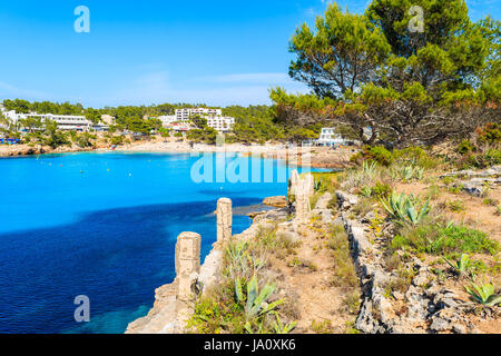 Blick auf Küste und Meer in der Bucht Cala Portinatx, Ibiza Insel, Spanien Stockfoto