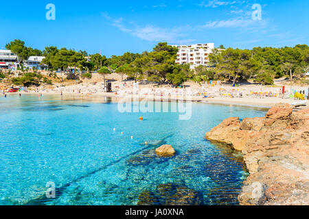 Ansicht des Strandes mit azurblauen Meerwasser in der Bucht Cala Portinatx, Ibiza Insel, Spanien Stockfoto