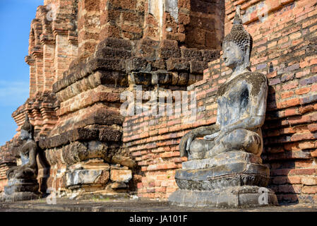 Antike Buddha-Statue sitzen rund um die Kapelle unter den Ruinen von Wat Maha, dass Tempel in Sukhothai Historical Park ist eine alte Stadt und berühmt Stockfoto