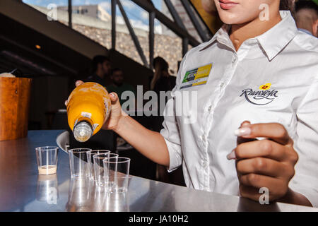 Kellnerin oder Barkeeper servieren von Getränken während der Gastrocanarias Gastronomie Messe statt in Santa Cruz De Tenerife 2017 Stockfoto