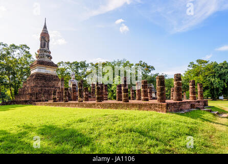 Alten Pagode Kapelle Buddha-Statue unter den Ruinen Säulen des Wat Traphang Ngoen Tempel touristische Attraktion religiöse Wahrzeichen in Sukhothai sein Stockfoto