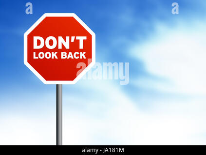 Verkehrszeichen auf Cloud Hintergrund blicken nicht zurück. Stockfoto