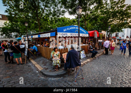 PARIS - 1. Juli: Place du Tertre in Montmartre, Paris mit Straßenkünstlern und Malereien auf 1. Juli 2013. Das Gebiet zog einst berühmte moderne Künstler wie Picasso und Dali. Stockfoto