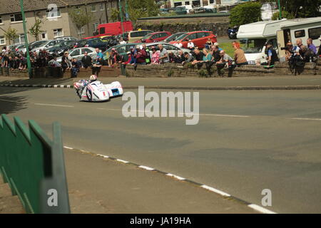 Isle Of Man TT Races, Beiwagen Praxis Qualifikationsrennen, Samstag, 3. Juni 2017. Beiwagen-qualifying-Session. Nummer 1, Ben Birchall und Tom Birchall auf ihre 600ccm LCR Honda Beiwagen des IEG Racing Teams aus Macclesfield, UK.  Bildnachweis: Eklektische Kunst und Fotografie/Alamy Live-Nachrichten. Stockfoto