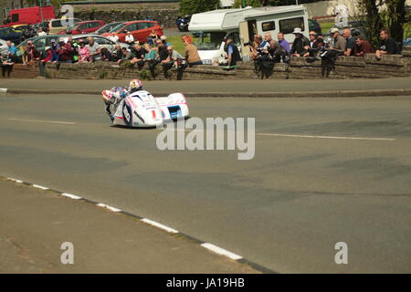 Isle Of Man TT Races, Beiwagen Praxis Qualifikationsrennen, Samstag, 3. Juni 2017. Beiwagen-qualifying-Session. Nummer 1, Ben Birchall und Tom Birchall auf ihre 600ccm LCR Honda Beiwagen des IEG Racing Teams aus Macclesfield, UK.  Bildnachweis: Eklektische Kunst und Fotografie/Alamy Live-Nachrichten. Stockfoto