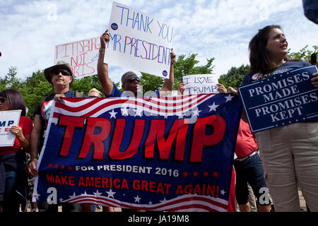 Washington, DC USA, 3. Juni 2017: Trump Fans sammeln vor dem weißen Haus, Genehmigung des Präsidenten Entscheidung Paris Klima Accord verlassen zu zeigen. Bildnachweis: B Christopher/Alamy Live-Nachrichten Stockfoto