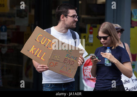 Maidenhead, UK. 3. Juni 2017. Aktivisten aus DPAC (behinderte Menschen gegen Kürzungen) Protest gegen die Regierung Kürzungen Invaliditätsleistungen in Premierminister Theresa May Maidenhead Wahlkreis. Stockfoto