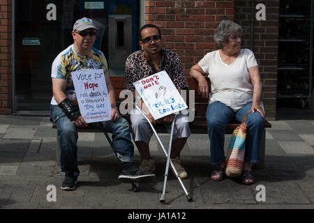 Maidenhead, UK. 3. Juni 2017. Aktivisten aus DPAC (behinderte Menschen gegen Kürzungen) Protest gegen die Regierung Kürzungen Invaliditätsleistungen in Premierminister Theresa May Maidenhead Wahlkreis. Stockfoto